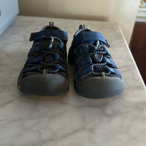 Keen hard toe Velcro sandal/clogs